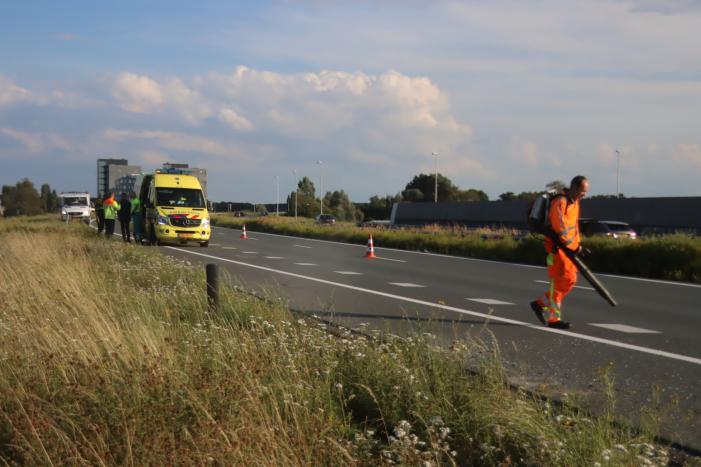 Auto slaat over de kop op snelweg