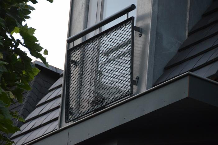 Vastzittende duiven door brandweer bevrijd