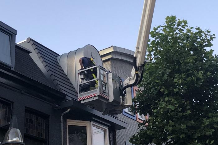 Vastzittende duiven door brandweer bevrijd