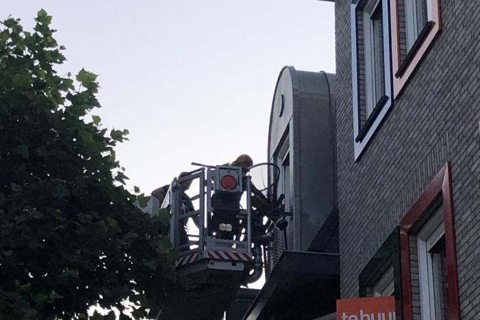 Vastzittende duiven door brandweer bevrijd