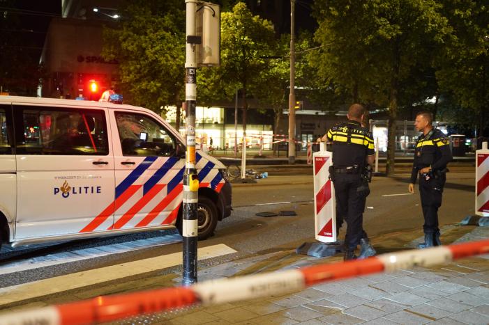 Fietsster zwaargewond na aanrijding met politiebus