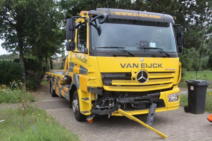 Bergings vrachtwagen ramt personenwagen