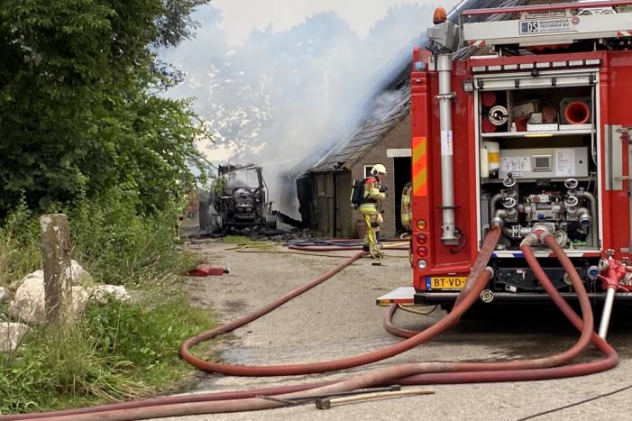 Tractor brand slaat over naar boerderij