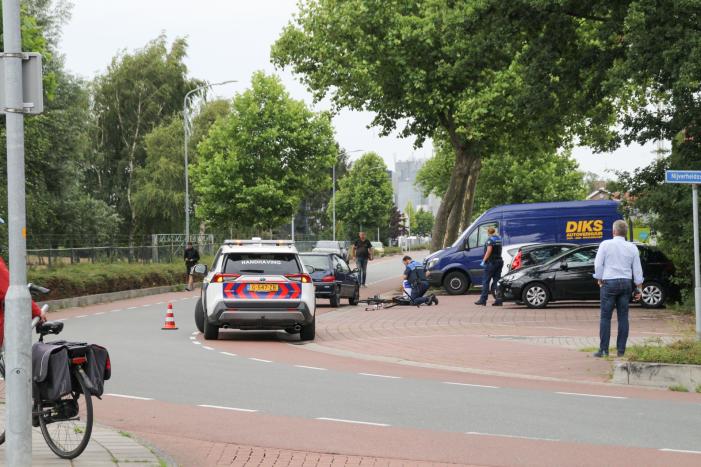 Jongeman op fiets gewond na verkeersongeval
