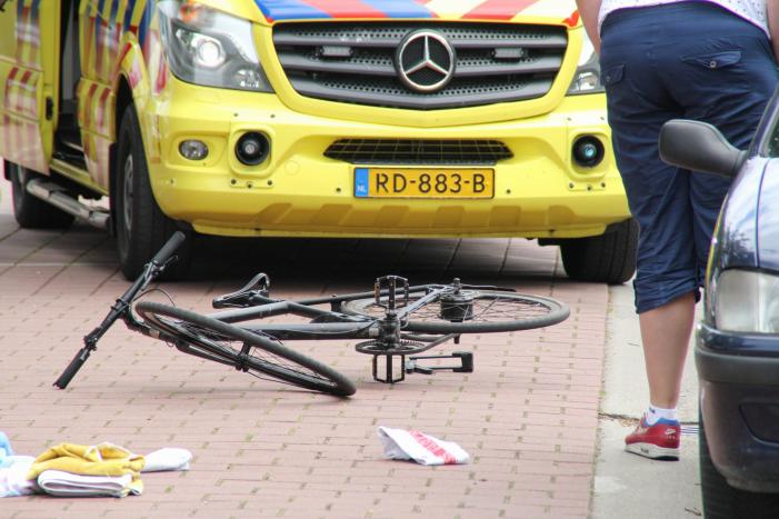 Jongeman op fiets gewond na verkeersongeval