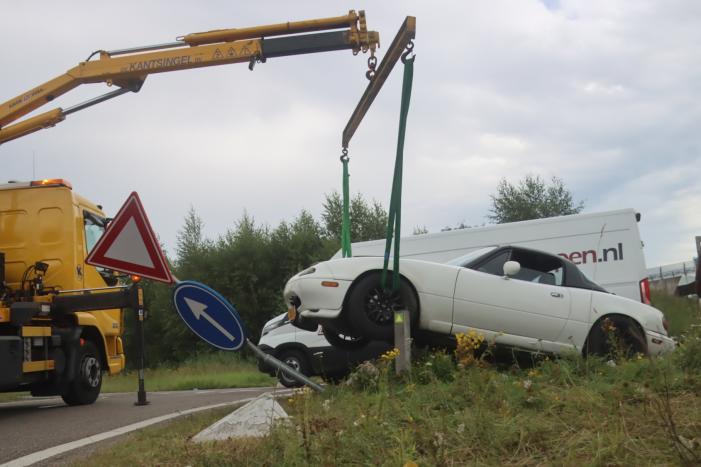 Auto vliegt uit de bocht en wordt gelanceerd
