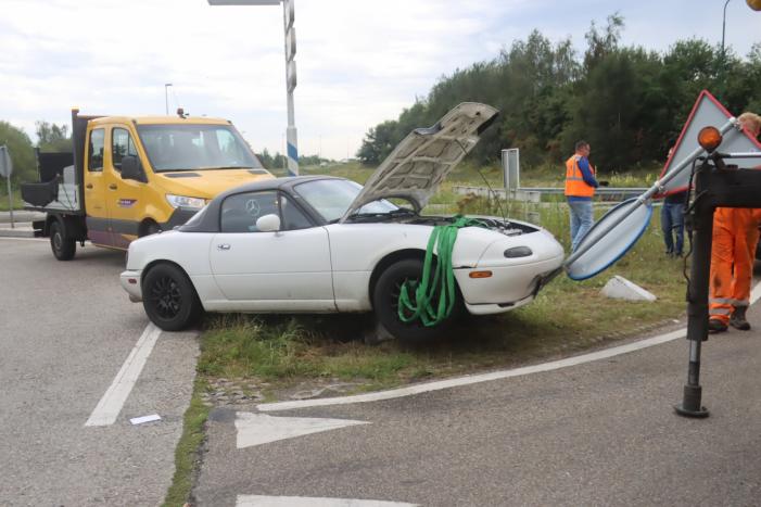 Auto vliegt uit de bocht en wordt gelanceerd