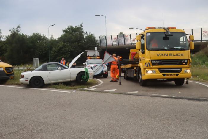 Auto vliegt uit de bocht en wordt gelanceerd