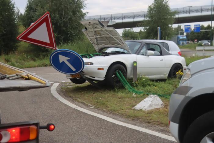 Auto vliegt uit de bocht en wordt gelanceerd