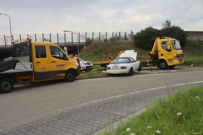 Auto vliegt uit de bocht en wordt gelanceerd