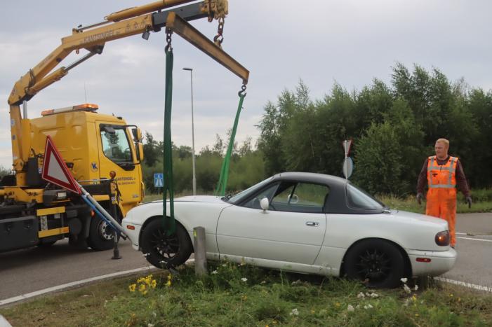Auto vliegt uit de bocht en wordt gelanceerd