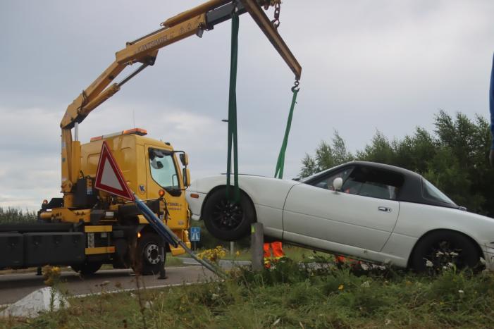 Auto vliegt uit de bocht en wordt gelanceerd