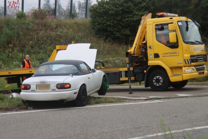 Auto vliegt uit de bocht en wordt gelanceerd