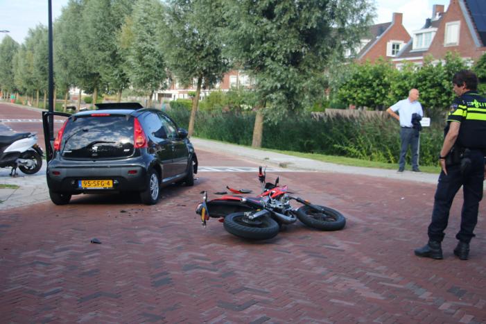 Brommerrijder gewond na aanrijding met auto