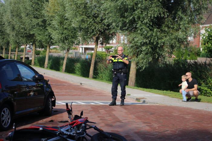 Brommerrijder gewond na aanrijding met auto