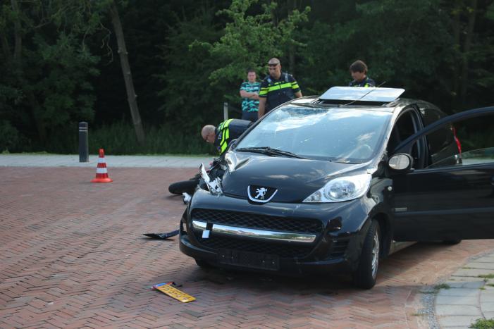 Brommerrijder gewond na aanrijding met auto