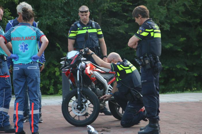 Brommerrijder gewond na aanrijding met auto