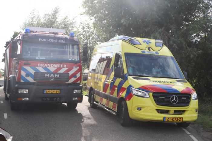 Personenauto belandt op zijn kant na ongeval