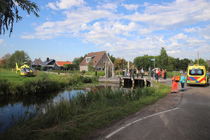 Personenauto belandt op zijn kant na ongeval