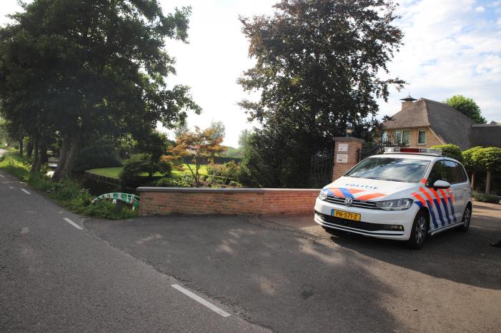 Personenauto belandt op zijn kant na ongeval