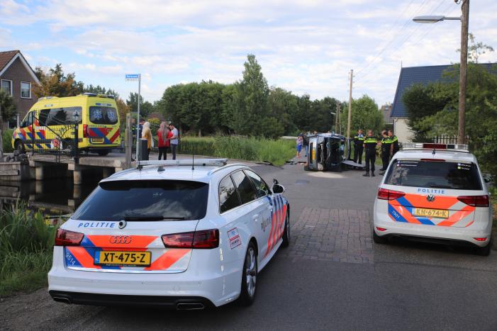 Personenauto belandt op zijn kant na ongeval