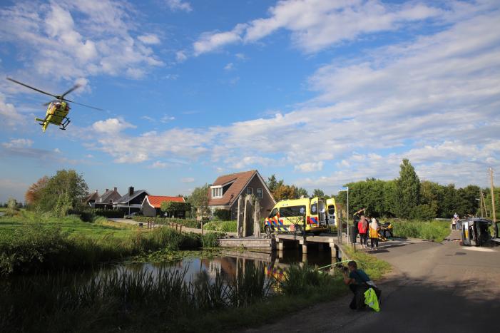 Personenauto belandt op zijn kant na ongeval