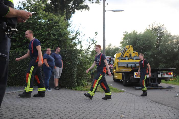 Personenauto belandt op zijn kant na ongeval