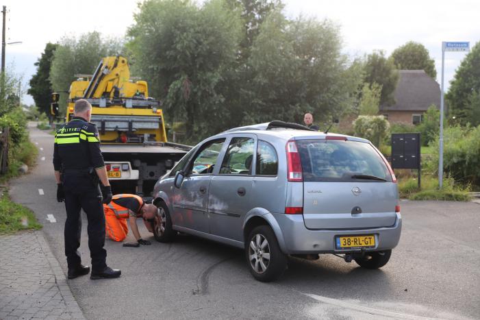 Personenauto belandt op zijn kant na ongeval