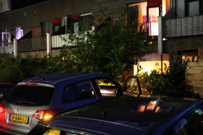 Auto botst op twee geparkeerde auto's en belandt in achtertuin