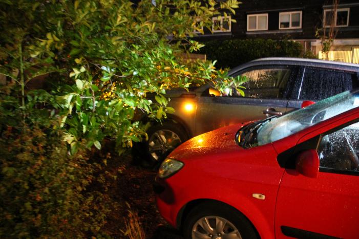 Auto botst op twee geparkeerde auto's en belandt in achtertuin