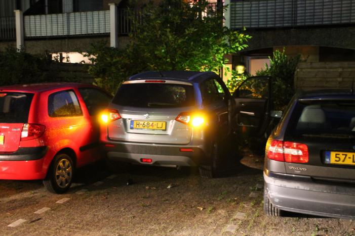 Auto botst op twee geparkeerde auto's en belandt in achtertuin