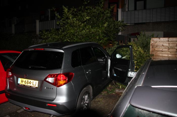 Auto botst op twee geparkeerde auto's en belandt in achtertuin