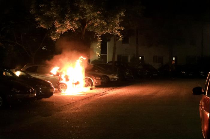 Auto verwoest door brand, daders slaan op de vlucht