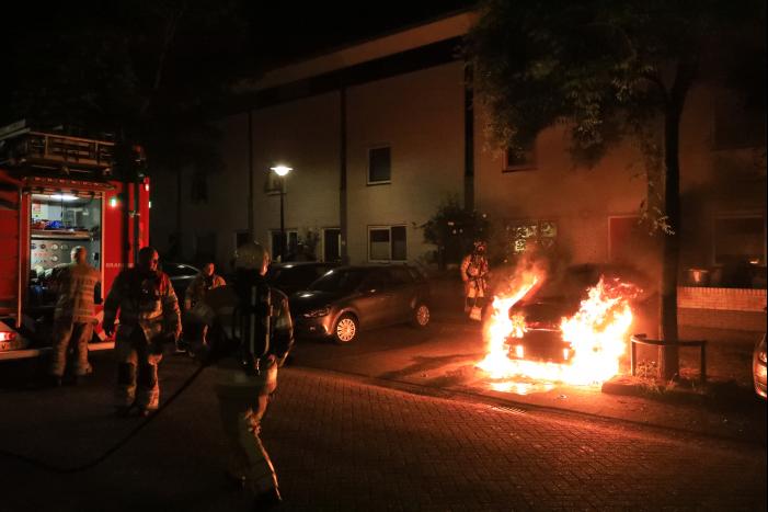 Auto verwoest door brand, daders slaan op de vlucht