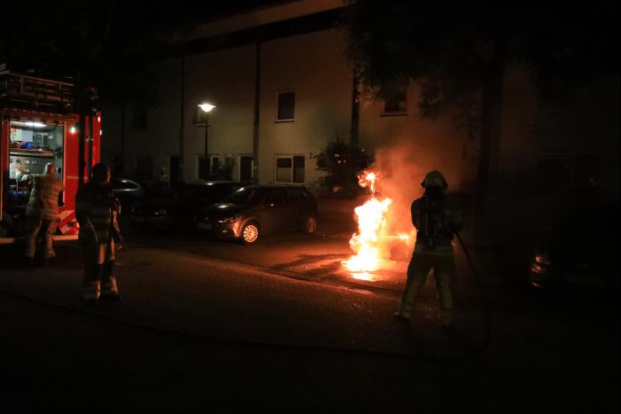 Auto verwoest door brand, daders slaan op de vlucht