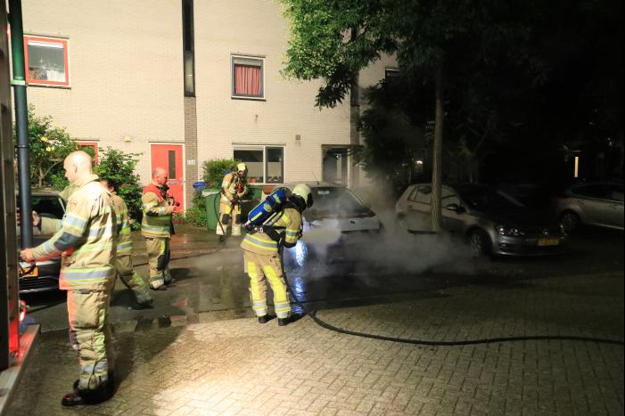 Auto verwoest door brand, daders slaan op de vlucht