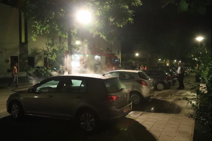 Auto verwoest door brand, daders slaan op de vlucht