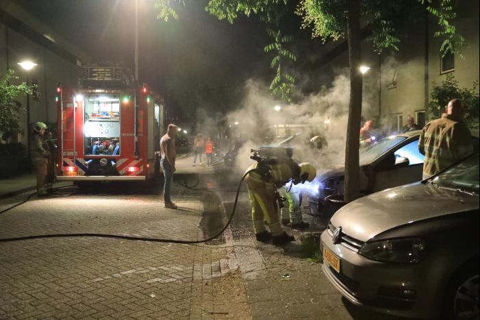 Auto verwoest door brand, daders slaan op de vlucht