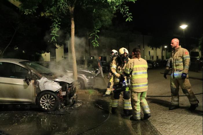 Auto verwoest door brand, daders slaan op de vlucht