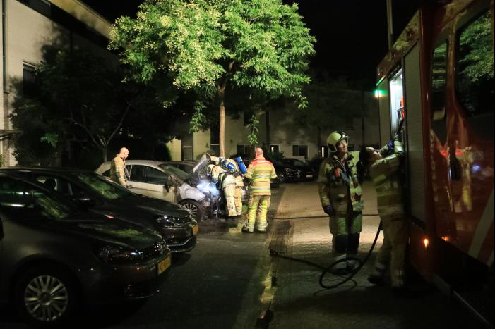 Auto verwoest door brand, daders slaan op de vlucht