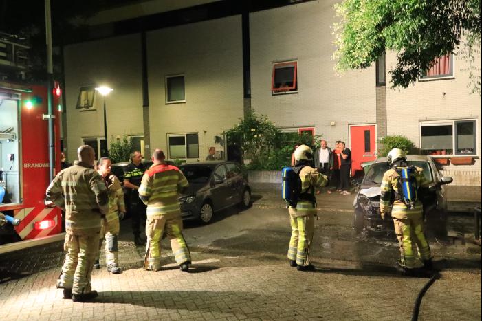 Auto verwoest door brand, daders slaan op de vlucht