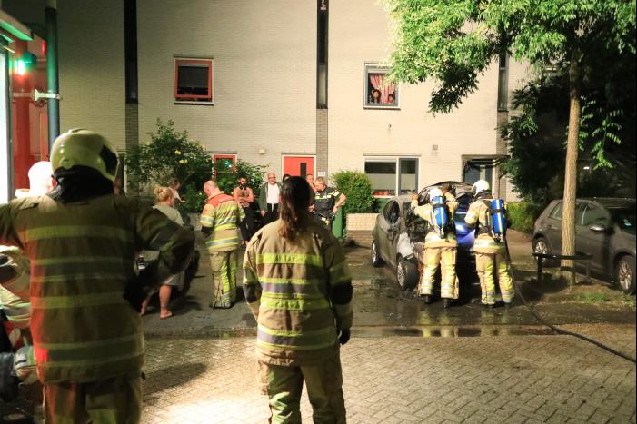 Auto verwoest door brand, daders slaan op de vlucht