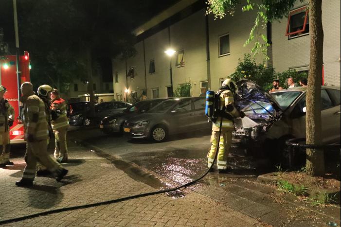 Auto verwoest door brand, daders slaan op de vlucht