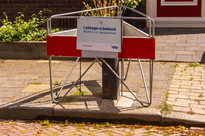 Waterlekkage onder trottoir ontstaan