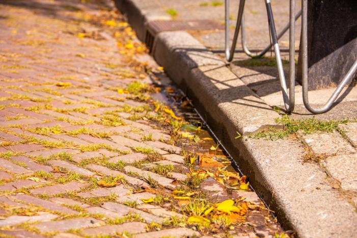 Waterlekkage onder trottoir ontstaan