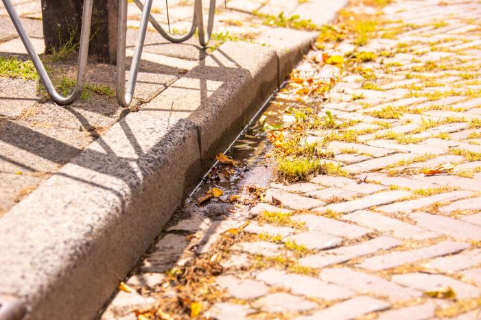 Waterlekkage onder trottoir ontstaan