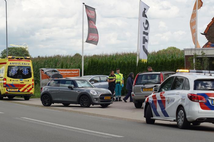 Auto en fietser met elkaar in botsing