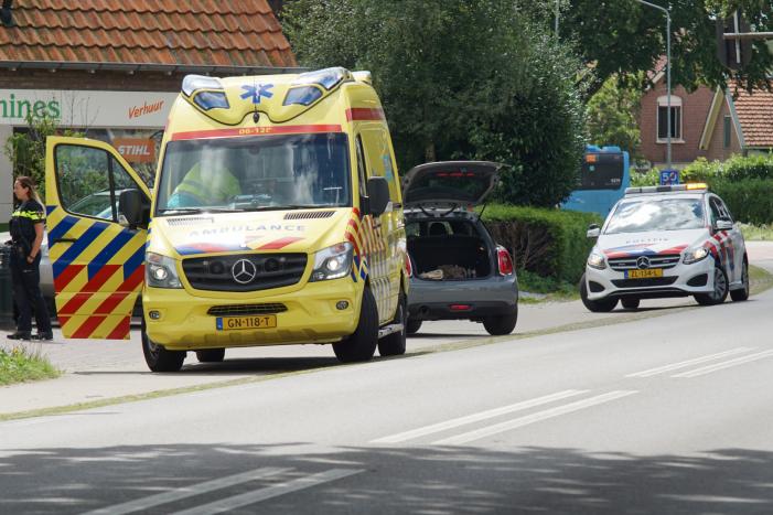 Auto en fietser met elkaar in botsing