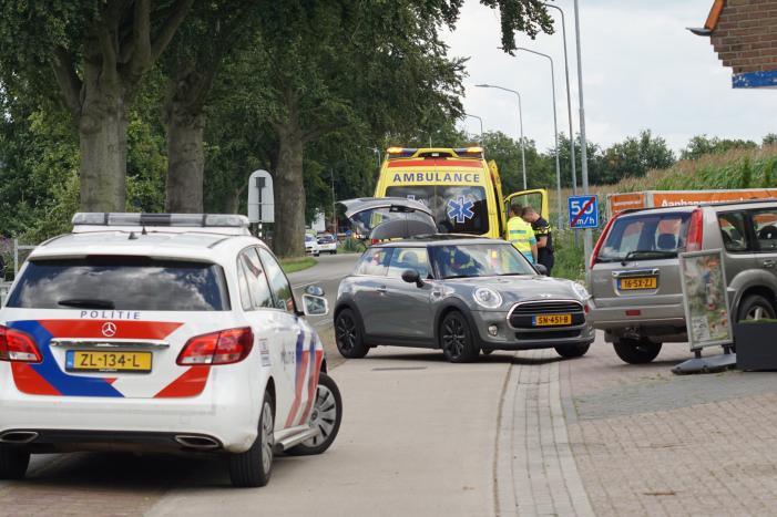 Auto en fietser met elkaar in botsing