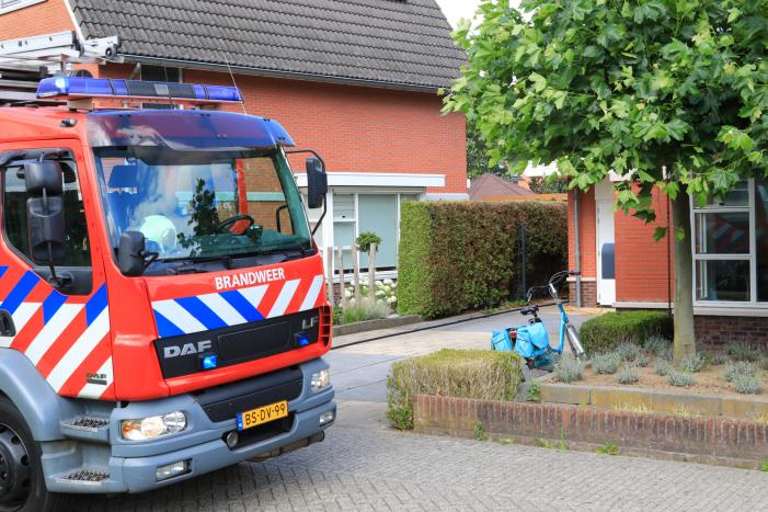 Onkruidbrander zet coniferenhaag in de brand